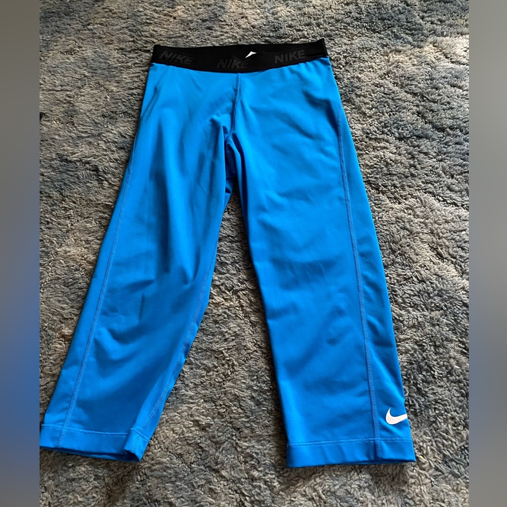 Nike Pro 3/4 legging womens medium like new